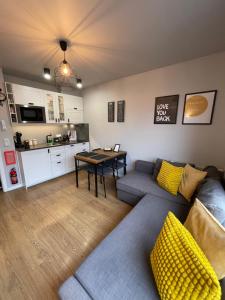 una sala de estar con un sofá y una mesa en Sunflower Apartment Old Town, en Cracovia