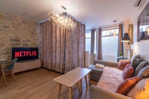 Posezení v ubytování Appartement spacieux et rénové + 11 fotografií