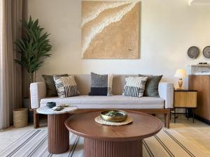 ハルガダにあるCasa De Madera - 1BR Sea & Golf View - Soma Bayのソファとテーブルのあるリビングルーム