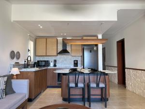 ハルガダにあるCasa De Madera - 1BR Sea & Golf View - Soma Bayの島の真ん中にあるキッチン