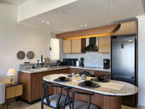 ハルガダにあるCasa De Madera - 1BR Sea & Golf View - Soma Bayの大きな島の真ん中にあるキッチン +41枚の写真