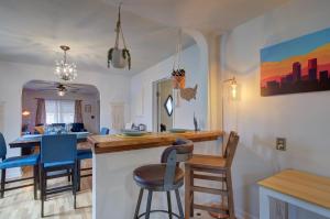 Foto sihtkohas Colorado Springs asuva majutusasutuse Pet Friendly, Nintendo, WALK Downtown, Fire Pit & BBQ galeriist