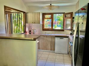 een keuken met een spoelbak en een koelkast bij Villa Tara Fort Royal in Deshaies +11 foto's