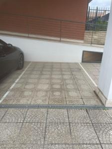 un parcheggio con un'auto parcheggiata al suo interno di Trigoria Suite a Selcetta Altre 5 foto