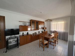 a kitchen and dining room with a table and chairs at Apartamentos La Laguna II in Los Alcázares