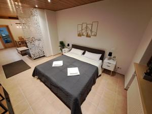 Postel nebo postele na pokoji v ubytování Sonnen 1 - Erdgeschoss-Wohnung mit Arbeitszimmer und Parkplatz