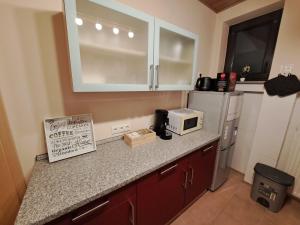 Kuchyň nebo kuchyňský kout v ubytování Sonnen 1 - Erdgeschoss-Wohnung mit Arbeitszimmer und Parkplatz + 6 fotografií