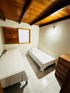 ein Schlafzimmer mit zwei Betten und einem Fenster darin in der Unterkunft Casa Preá in Cruz