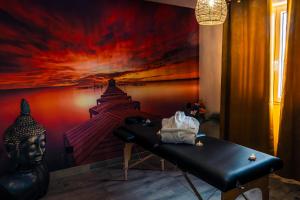 Pokój z obrazem na ścianie z ławką w obiekcie love room Villa Des Charmes-34450 vias w mieście Vias