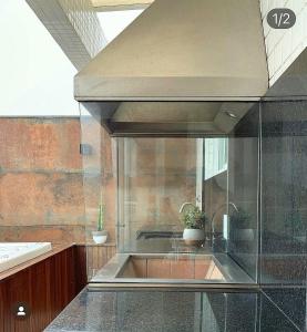 Bilik mandi di Cobertura com vista espetacular para o mar jacuzzi e churrasqueira