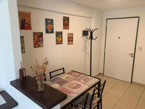comedor con mesa, mesa y sillas en Beautiful apartment in the heart of Buenos Aires, en Buenos Aires