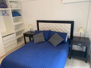Un dormitorio con una cama azul con dos almohadas. en Beautiful apartment in the heart of Buenos Aires, en Buenos Aires