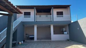 vista su una casa con balcone di Casa em Pirambu a Pirambu