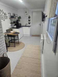 un soggiorno con tavolo e cucina di Moun Bolton Cabin 'Chester' a Portlaw