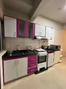 Kuchyň nebo kuchyňský kout v ubytování Tu lugar en Ciudad Del Este Dpto 301