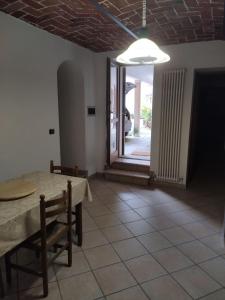 Un comedor con una mesa y un gran ventanal. en Casa Mo, en Alba 2 fotos más