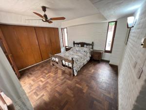 a bedroom with a bed and a ceiling fan at Casas y Departamentos en Mina Clavero in Mina Clavero