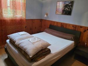 ein Bett mit weißen Laken und Handtüchern darauf in der Unterkunft Gîte Espace et Montagne in Aragnouet