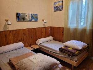 ein Zimmer mit zwei Einzelbetten und einem Fenster in der Unterkunft Gîte Espace et Montagne in Aragnouet + 12 Fotos
