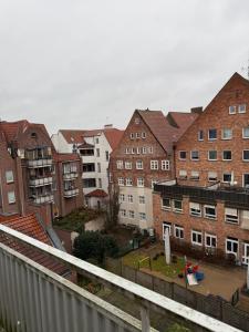 une vue aérienne d'une ville avec des bâtiments dans l'établissement Between IV, à Lübeck