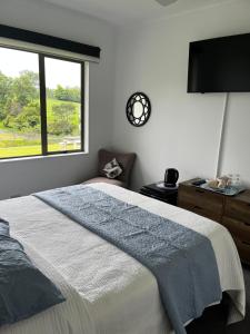 Una cama o camas en una habitación de McLaren Lake View
