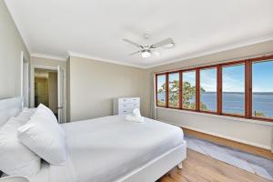 Postel nebo postele na pokoji v ubytování Panoramic Oceanview Manor + 27 fotografií