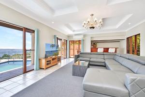 TV a/nebo společenská místnost v ubytování Panoramic Oceanview Manor