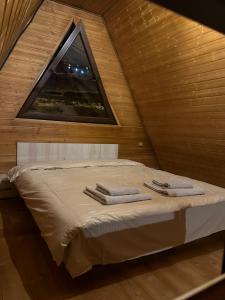 Postel nebo postele na pokoji v ubytování Tuyo cottages Gudauri