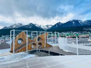 Un balcón con vista a la ciudad y las montañas. en Aurora, en Ushuaia
