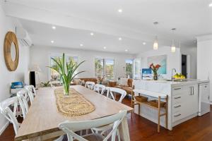 a kitchen and dining room with a table and chairs at Como Palm Retreat in Rye