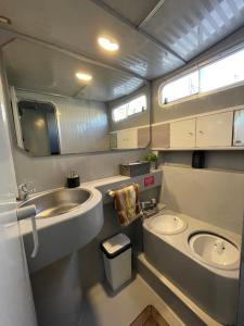 Bilik mandi di The Floating Home