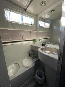 Bilik mandi di The Floating Home