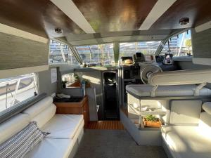 Ruang duduk di The Floating Home