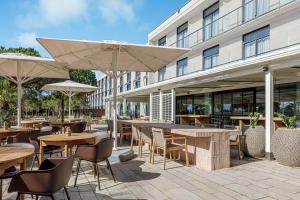 A restaurant or other place to eat at AC Hotel Gava Mar