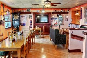 Restorāns vai citas vietas, kur ieturēt maltīti, naktsmītnē Comfort Inn & Suites at I-74 and 155