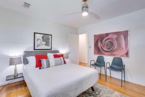 En eller flere senge i et værelse på An Urban Oasis Retreat in DC + 18 billeder