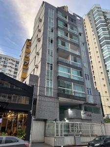 Apartamento na Quadra da Praia! في فيلا فيلها: مبنى طويل في مدينة بها مباني +38 صورة