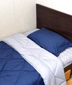 Postel nebo postele na pokoji v ubytování Jangwon Livingtel & Guesthouse