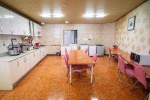 Kuchyň nebo kuchyňský kout v ubytování Jangwon Livingtel & Guesthouse