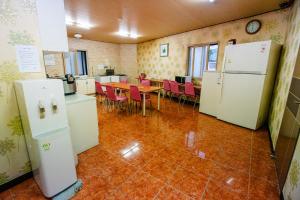 Kuchyň nebo kuchyňský kout v ubytování Jangwon Livingtel & Guesthouse