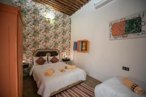 Voodi või voodid majutusasutuse Riad dar Merzouga toas