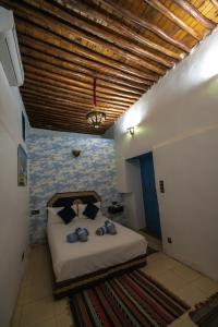 Voodi või voodid majutusasutuse Riad dar Merzouga toas