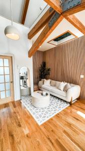 Posezení v ubytování Light filled zen 3BR Penthouse - 7 min to Westport