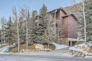 ein Haus auf einer Straße mit Bäumen davor in der Unterkunft 24B Powder Run condo in Park City