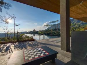 CampsonLe Bonheur Khaokho的天井上桌子上摆着棋盘的棋盘