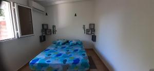 une chambre avec un lit dans une pièce avec une fenêtre dans l'établissement L'IXORA des îles, à Le Moule