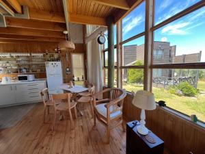 a kitchen and dining room with a table and chairs at Condominio Don Alberto in Pichilemu