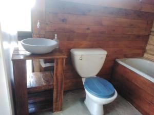 a bathroom with a toilet and a sink and a tub at Tiny House en El Marquesado Playas del Sur de Mar del Plata in San Eduardo del Mar