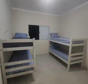 um quarto com dois beliches em um quarto em House Salles em São Sebastião