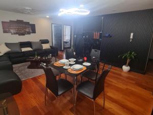a living room with a table and chairs and a couch at Elegante depa de 2 dormitorios calacoto entre calle 9 y 10 in La Paz